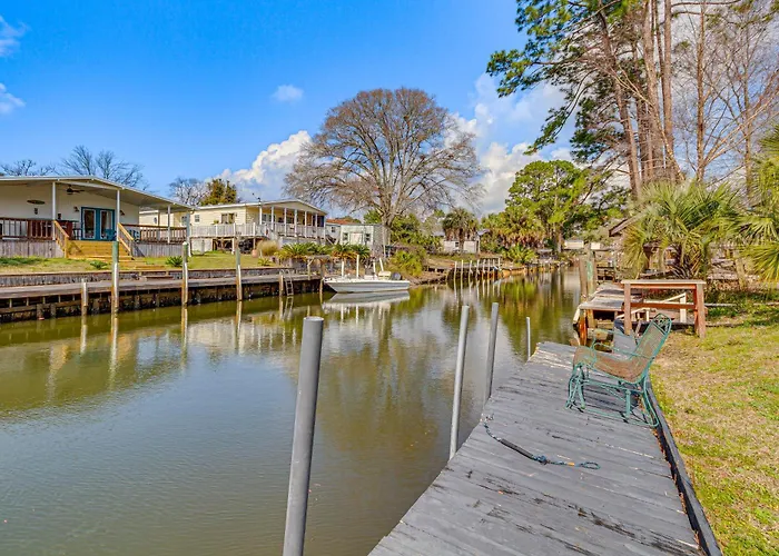 Holiday home W/ Private Dock - 7 Mi To Beaches Pensacola